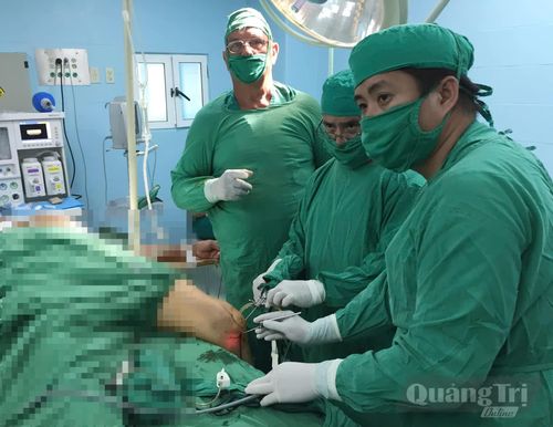 Tiến sĩ, bác sĩ nội trú Nguyễn Phạm Tuấn (bên phải ảnh) trong những năm tháng học tập tại đất nước Cuba - Ảnh: H.L