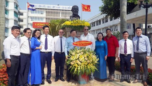 Đoàn đại biểu cấp cao Ủy ban Bảo vệ Cách mạng Cuba cùng các đồng chí lãnh đạo Trung ương và tỉnh Quảng Bình (cũ) chụp ảnh lưu niệm ở tượng đài Fidel Castro trong khuôn viên Bệnh viện hữu nghị Việt Nam-Cuba Đồng Hới, tháng 5/2023 - Ảnh: N.M