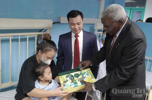 Đồng chí Esteban Lazo Hernandez, Ủy viên Bộ Chính trị, Chủ tịch Quốc hội Chính quyền Nhân dân và Hội đồng Nhà nước Cuba trò chuyện với các bệnh nhân trong chuyến thăm Bệnh viện hữu nghị Việt Nam-Cuba Đồng Hới, vào tháng 9/2023 - Ảnh: N.M