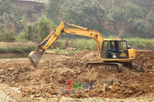 Nhân dân bản Mạt, xã Mường Lèo đào ao nuôi cá.