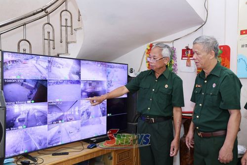 CCB Hà Văn Đính (bên trái), thôn 3, xã Thuận Châu kiểm tra trang trại nuôi lợn qua hệ thống camera.