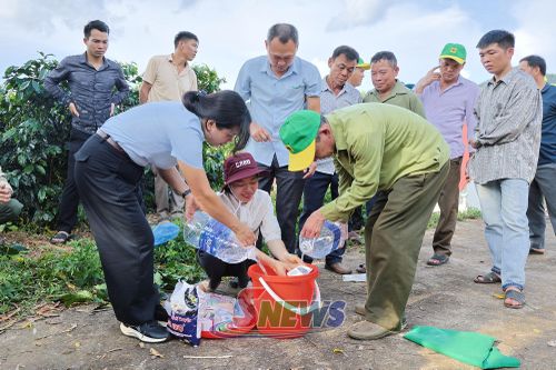 Cán bộ Trung tâm Khuyến nông và Chuyển đổi số hướng dẫn học viên thực hành làm men vi sinh từ vi sinh vật bản địa (IMO4)
