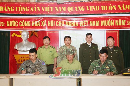 Hạt Kiểm lâm khu vực VIII tổ chức ký cam kết bảo vệ rừng với các bản.