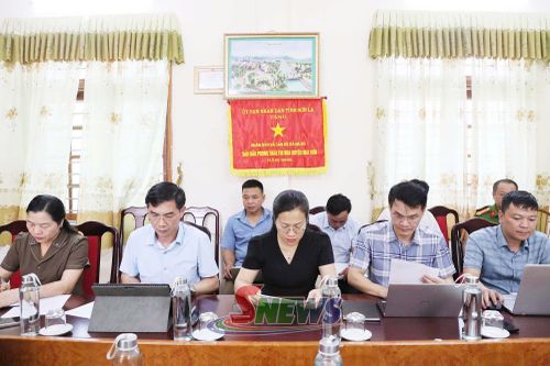 Các đại biểu tham dự cuộc làm việc tại xã Tà Hộc.
