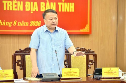 Đồng chí Chủ tịch UBND tỉnh Phan Huy Ngọc phát biểu tại hội nghị.