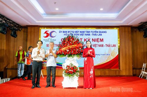 Lãnh đạo Ủy ban MTTQ Việt Nam tỉnh tặng hoa chúc mừng Hội Hữu nghị Việt Nam - Thái Lan tỉnh Tuyên Quang.