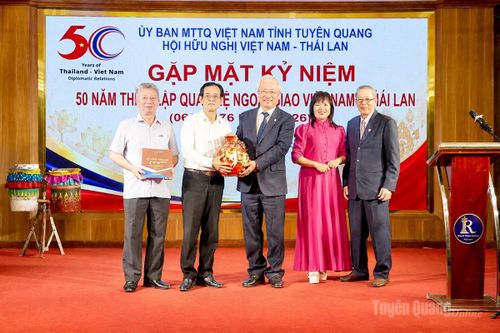Lãnh đạo Hội Hữu nghị Việt Nam - Thái Lan tặng quà Hội Hữu nghị Việt Nam - Thái Lan tỉnh Tuyên Quang.