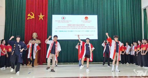 Thanh thiếu niên Nhật Bản biểu diễn điệu múa truyền thống Sōran Dance.