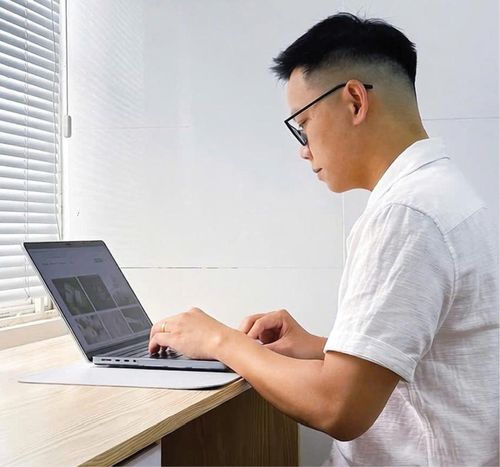 Nhiều người trẻ đầu tư xây dựng một “hồ sơ số” đủ sức kể câu chuyện nghề nghiệp của riêng mình.