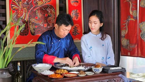 Người trẻ trải nghiệm làm các món bánh cung đình ngày Tết. 