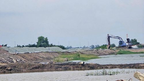 Vật liệu đá là thách thức lớn trong thi công dự án đường Hồ Chí Minh qua An Giang. Ảnh: Quốc Dũng