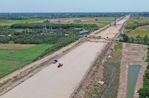 Cao tốc Mỹ An - Cao Lãnh đang thiếu trầm trọng vật liệu đá xây dựng. Ảnh: Vĩnh Phú.