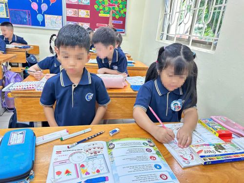 Theo chuyên gia, sự tự tin và khả năng thích nghi mới là yếu tố quyết định giúp trẻ phát triển bền vững thay vì “vốn liếng” đọc viết trước (ảnh minh họa).