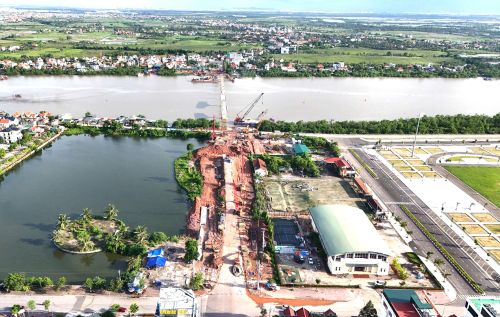 Dự án xây dựng cầu Sông Chanh trên đường tỉnh 338 đang được chủ đầu tư và nhà thầu gấp rút thi công, tháo dỡ phần cầu cũ và triển khai hai bên đường dẫn, phấn đấu bảo đảm tiến độ.
