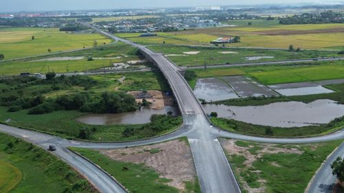 Trao đổi với PV, ông Hoàng Thế Lâm, Phó trưởng phòng dự án 1, Ban Quản lý dự án đường Hồ Chí Minh (Bộ Xây dựng) cho biết: Đến nay hai gói thầu XL02, XL03 qua tỉnh Tây Ninh đạt tiến độ gần 95%, "chủ đầu tư đang đôn đốc nhà thầu đẩy nhanh thi công các hạng mục tuyến nhánh nút giao QL22, phấn đấu cơ bản thông xe kỹ thuật trong tháng 9/2026", ông Lâm cho hay.