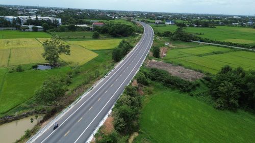 Theo ghi nhận của PV Báo Xây dựng sau gần 3 năm thi công, hai gói thầu qua Tây Ninh đã sắp hoàn thành. Trên công trường nhà thầu đang canh thời tiết khô ráo để hoàn thiện nền đường, thảm nhựa gần 4km mặt đường cuối cùng (đoạn tiếp giáp quốc lộ 22 đến tỉnh lộ 782).