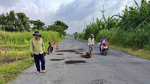 Tranh thủ thời tiết những lúc nắng ráo trở lại, Khu Quản lý đường bộ IV đã yêu cầu nhà thầu huy động tối đa nhân lực, máy móc để dặm vá ổ gà và láng nhựa các đoạn hư hỏng nặng.