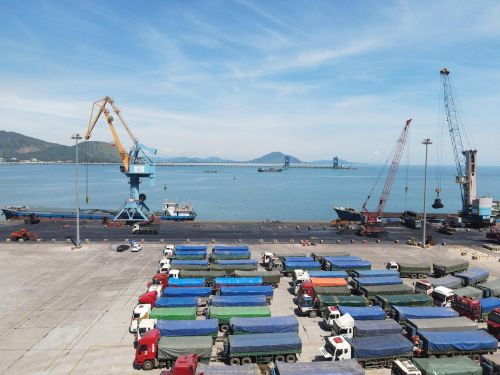 Bốc, dỡ hàng tại cảng quốc tế Lào - Việt, Vũng Áng, Hà Tĩnh.