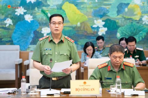 Cục trưởng Cục Pháp chế và cải cách hành chính, tư pháp, Bộ Công an, Trung tướng Phạm Công Nguyên phát biểu tại phiên họp