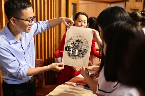 Hoạt động giáo dục bên lề triển lãm