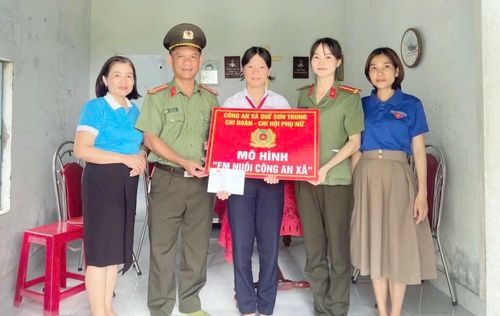 Cán bộ Công an xã Quế Sơn Trung trao quà tặng “Em nuôi Công an xã”.