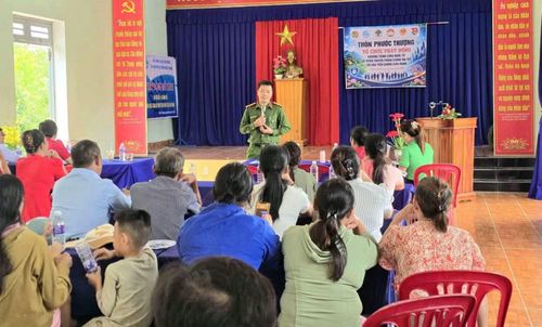 Công an xã Quế Sơn Trung tổ chức tuyên truyền pháp luật cho nhân dân thôn Phước Thượng.