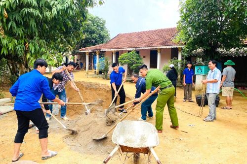 ĐVTN Công an TP Huế cùng lực lượng các đơn vị thực hiện nhiều phần việc ý nghĩa tại xã A Lưới 5.