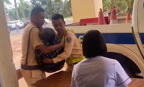 Công an đưa bà Táy Bệnh viện tỉnh Đắk Nông