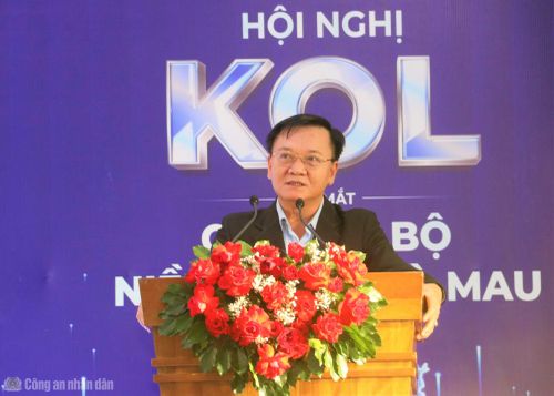 Các đại biểu tham luận tại hội nghị.