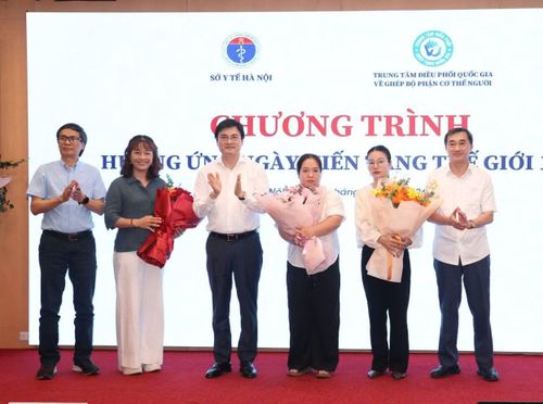 Lãnh đạo Bộ Y tế và lãnh đạo Sở Y tế Hà Nội, Trung tâm Điều phối ghép tạng Quốc gia tri ân gia đình người hiến tạng.