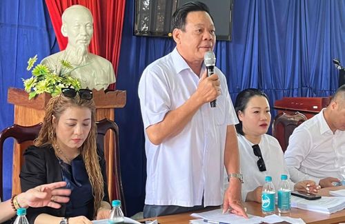  Nhóm người trong Công ty ISANA đến tận các hộ dân để "phô trương", lôi kéo người dân bán vườn cây cho công ty (Ảnh người dân cung cấp). 