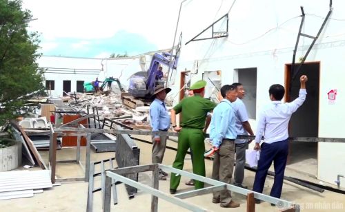  Lực lượng chức năng của phường Phú Lợi, TP Cần Thơ cưỡng chế phá dỡ công trình xây dựng trái phép của hộ ông Phạm Văn Toàn. 