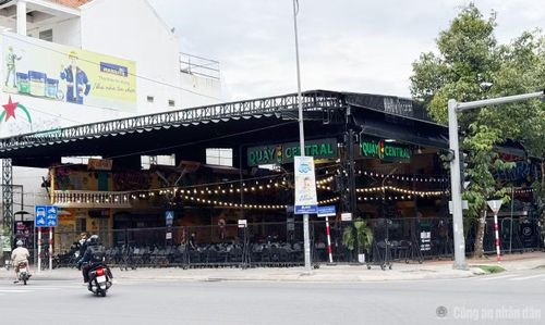 Cơ sở kinh doanh “Quậy Central” bị buộc tháo dỡ phần công trình xây dựng sai khoảng lùi so với giới đường đỏ và sai mật độ xây dựng theo quy hoạch đã được phê duyệt.