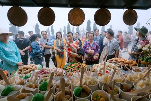Chợ Lá là phiên chợ duy nhất tại Việt Nam mà du khách không cần dùng tiền vẫn có thể mua các đặc sản ẩm thực Tây Ninh.