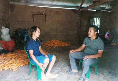 Trưởng xóm Hoàng Văn Hồ (bên phải) đến từng hộ dân tuyên truyền, vận động phát triển kinh tế.