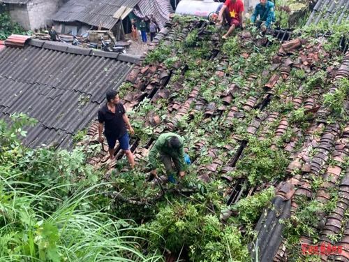 Lực lượng tại chỗ xã Trà Lĩnh hỗ trợ người dân khắc phục thiệt hại sau cơn dông, lốc.