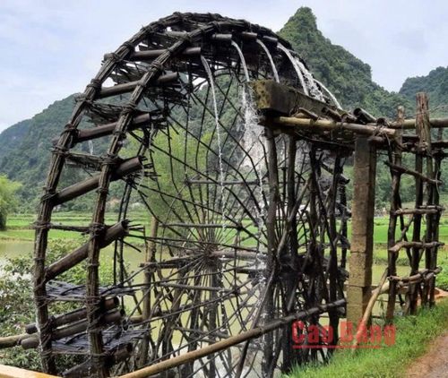 Từ tre, vầu, nứa và gỗ, người dân khéo léo chế tác từng bộ phận, tính toán độ dài nang, góc nghiêng của ống nước và cánh quạt để tạo nên chiếc cọn vận hành nhịp nhàng theo dòng chảy.