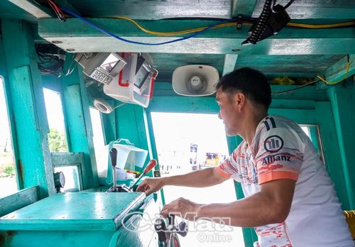 Ông Trịnh Văn Ngữ, Ấp 10, xã Khánh Lâm, kiểm tra các thiết bị hàng hải trước khi cho tàu ra biển.