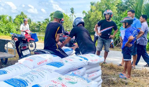Trong đợt này, xã U Minh cấp 65 tấn vôi cho bà con cải tạo đất trước khi xuống giống.