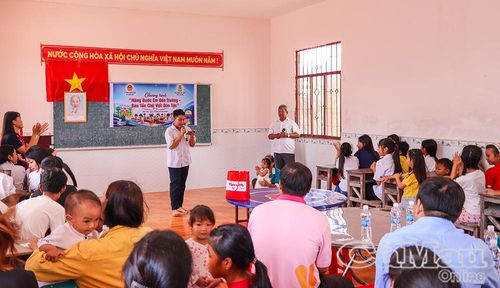 Đông đảo học sinh và phụ huynh tham gia chương trình “Nâng bước em đến trường - Bảo tồn chữ viết dân tộc” tại Salatel ấp Đồng Tâm.