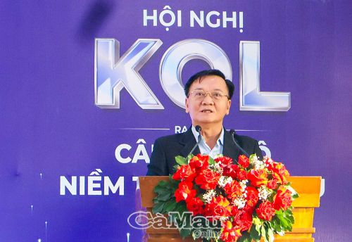 Thượng tá Đỗ Minh Kim, Phó Trưởng phòng 3, Cục An ninh mạng và Phòng, chống tội phạm sử dụng công nghệ cao (A05), Bộ Công an trình bày chuyên đề tại hội nghị.