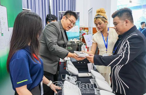 Các KOL trải nghiệm không gian số tại hội nghị.