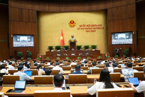 Quốc hội thảo luận tại Hội trường về Dự án Luật Người lao động Việt Nam đi làm việc ở nước ngoài theo hợp đồng. Ảnh: VPQH