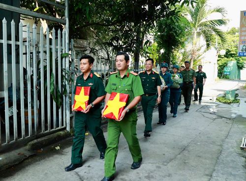 Đoàn công tác mang hai di ảnh được phục dựng đến cho gia đình ông Phan Văn Tư