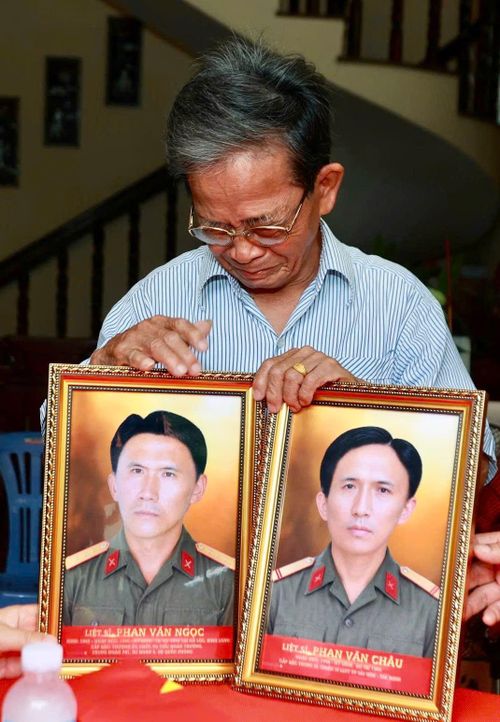 Ông Phan Văn Tư đón nhận di ảnh 2 người anh trai Liệt sĩ trong niềm xúc động nghẹn ngào