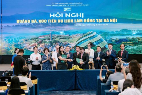 Lễ ký kết Biên bản ghi nhớ hợp tác phát triển du lịch trong khuôn khổ hội nghị. Ảnh Nguyên Vũ