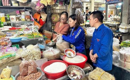 Thanh niên tình nguyện đội Bình dân học vụ số hướng dẫn người dân sử dụng công nghệ. (Ảnh: Bộ KH&CN)