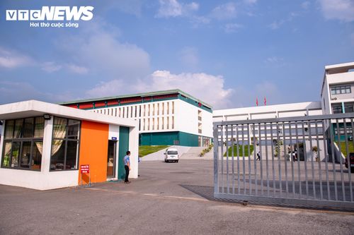 Chiều 12/8, ông Lâm Thế Hùng, Phó Giám đốc Sở Giáo dục và Đào tạo Tuyên Quang, Phó trưởng Ban thường trực Ban chỉ đạo cấp tỉnh kỳ thi lại, Chủ tịch Hội đồng thi, cho biết địa phương huy động 175 lượt người tham gia tổ chức kỳ thi tốt nghiệp THPT lần 2 tại Trường THPT chuyên Tuyên Quang.