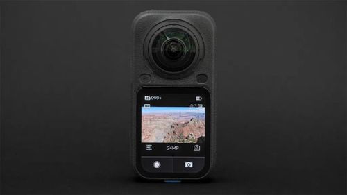 Insta360 X6 - camera 360 nhỏ gọn với chất lượng hình ảnh vượt trội. (Ảnh: Geoffrey Morrison/CNET)