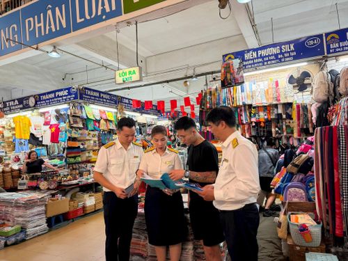 Ảnh: Nha TrangHướng dẫn hộ kinh doanh kê khai thuế tại chợ Đồng Xuân. Ảnh: Nha Trang
